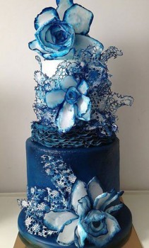 tort-albastru-cu-flori-supradimensionate-si-ruffles