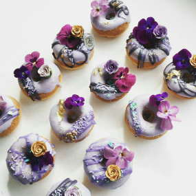 -Doughnuts-with-Edible-Flowers-www.nectarandstone