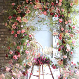 -IMAGE-1---Large-Flowers----floral-Instilation---weddings--