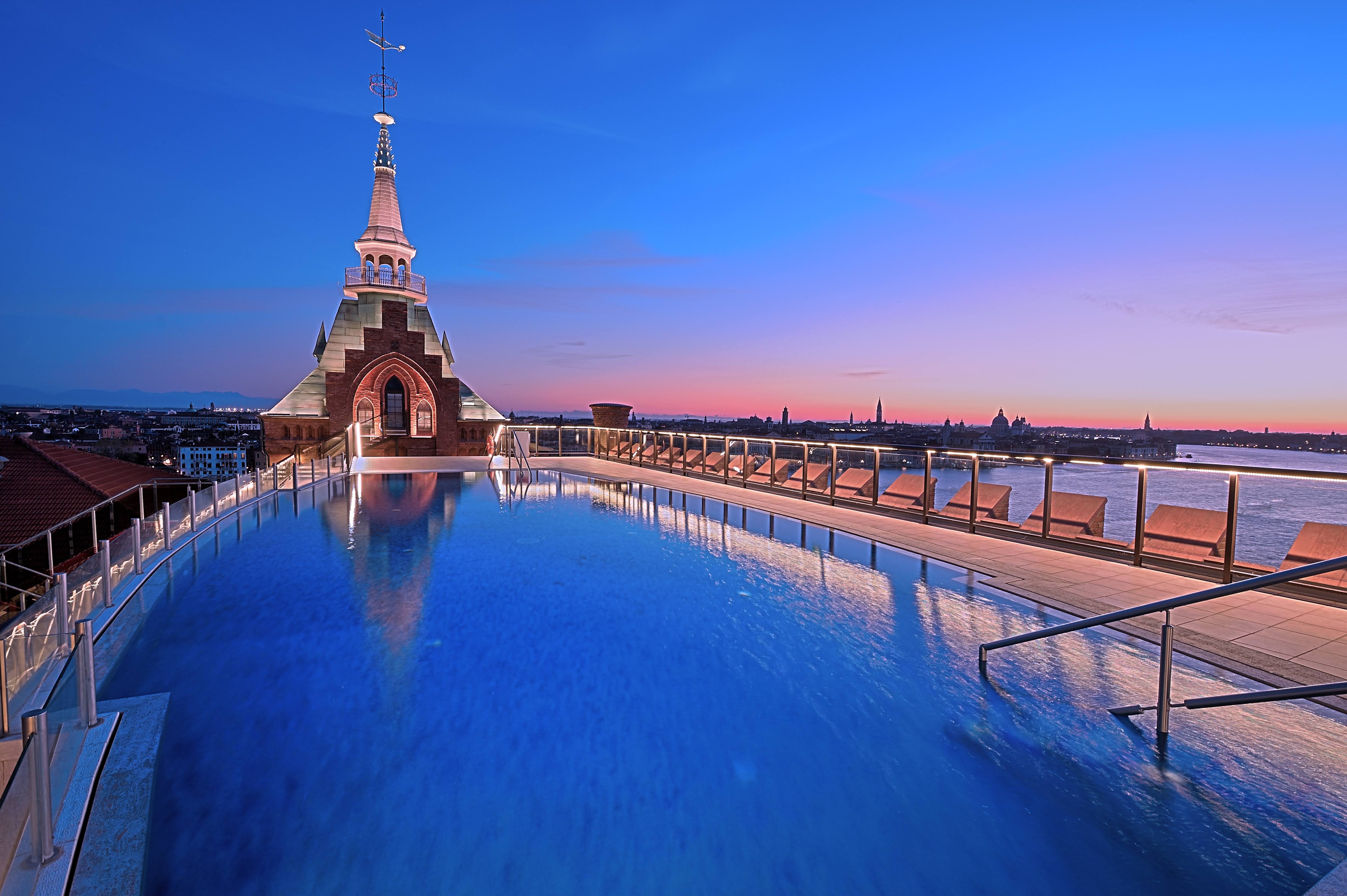 IMAGE 2 - HERO_Hilton Venice Rooftop Pool - Romantic Trip - Minimoon - Couples -